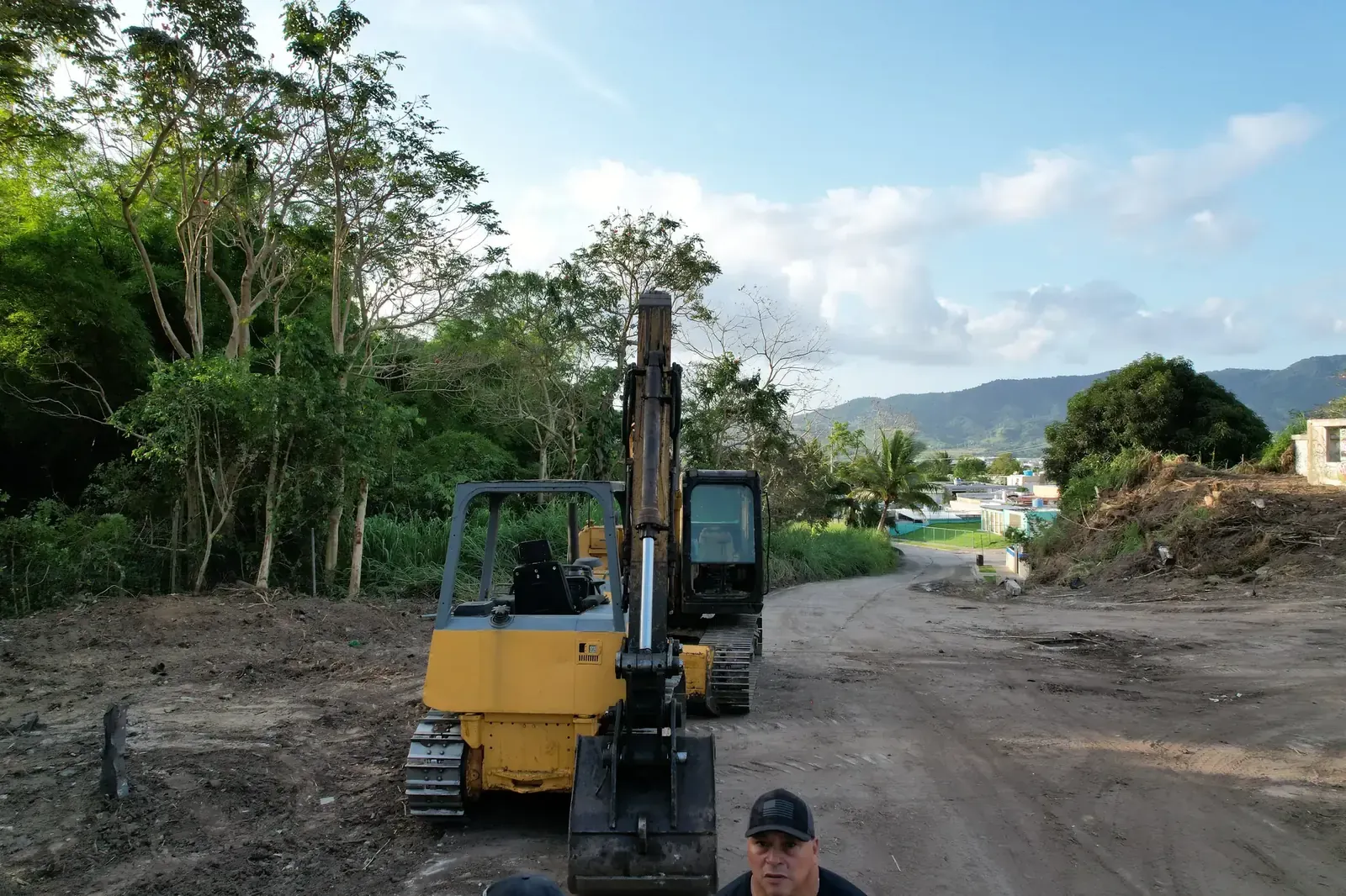 Excavadora en desbroce de terreno
