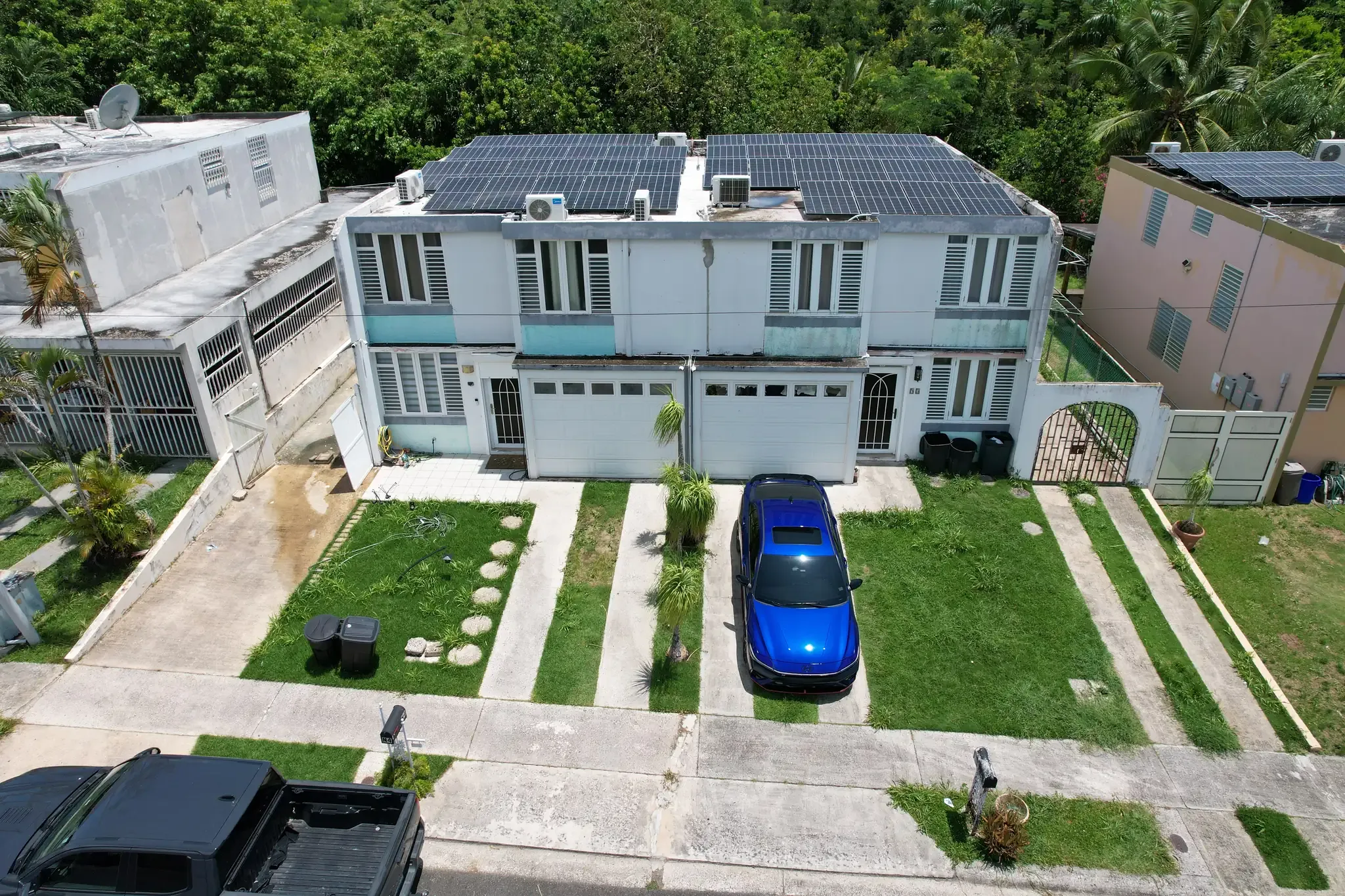 Townhomes de El Conquistador con placas solares, vista aérea