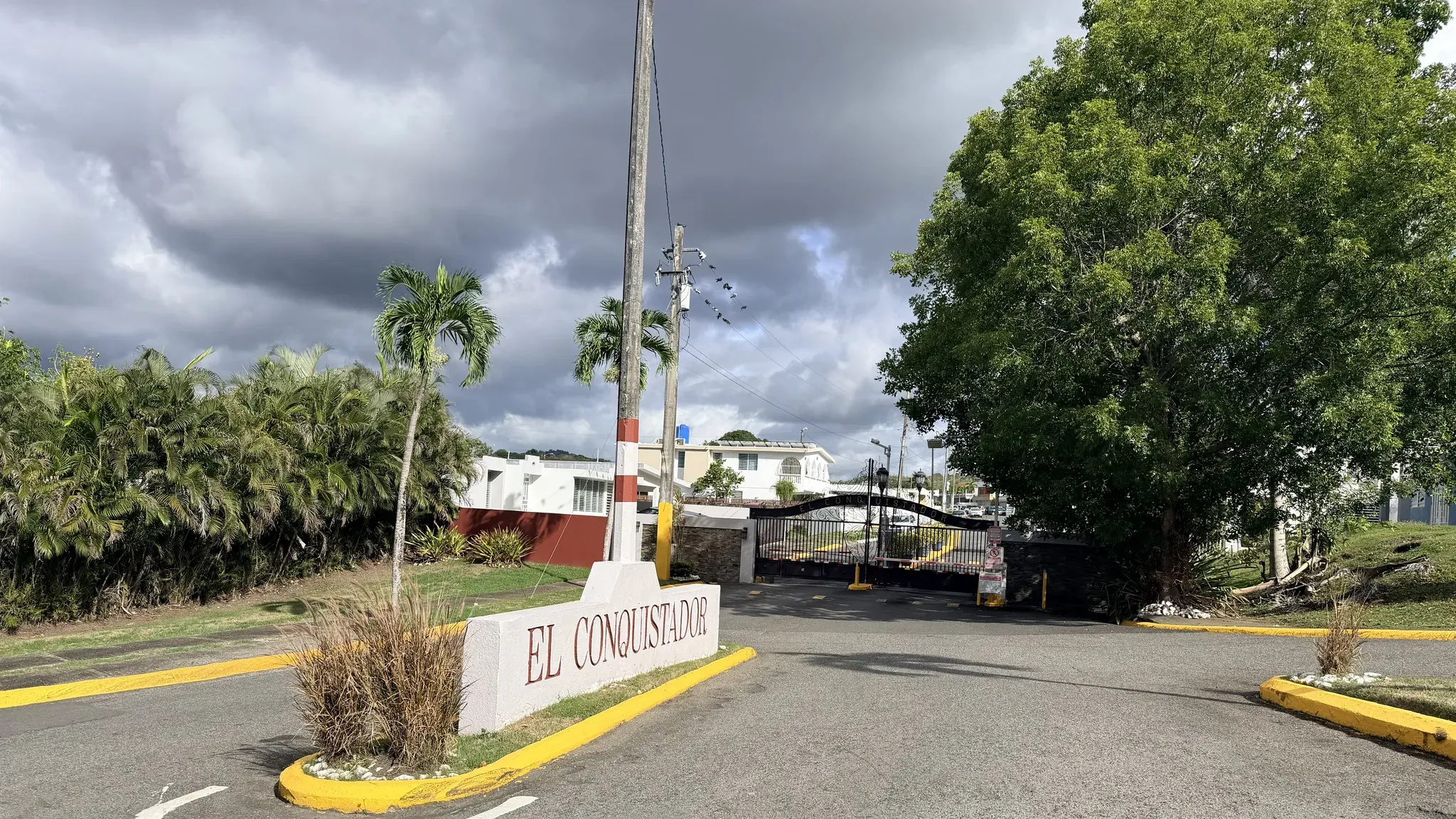 Entrada de la urbanización El Conquistador, monumento en el portón