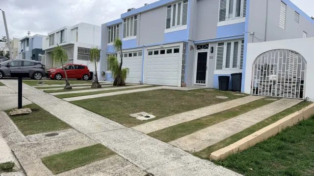 Fachada a la calle en El Conquistador, Trujillo Alto