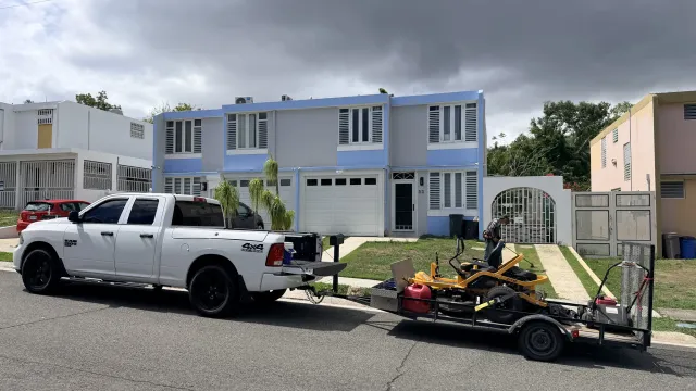 Pickup y trailer de mantenimiento en El Conquistador